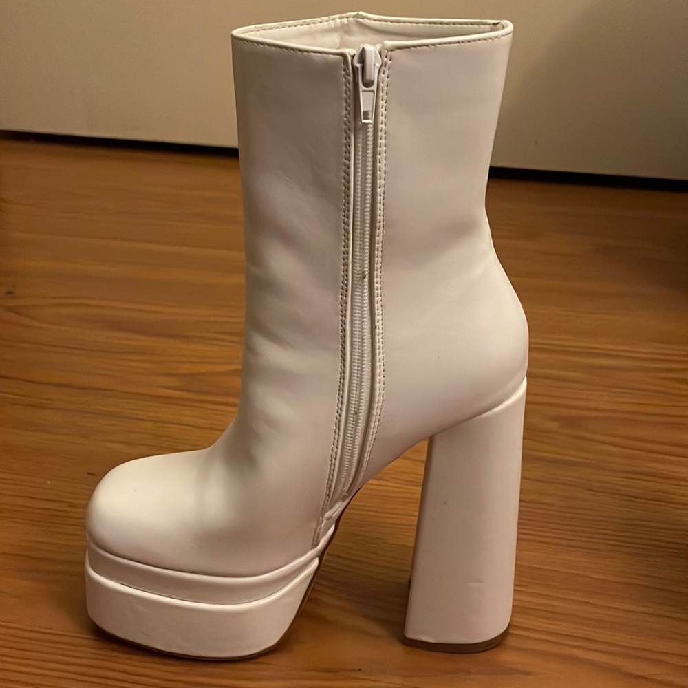 FashionNova platform boots 7.5m US White